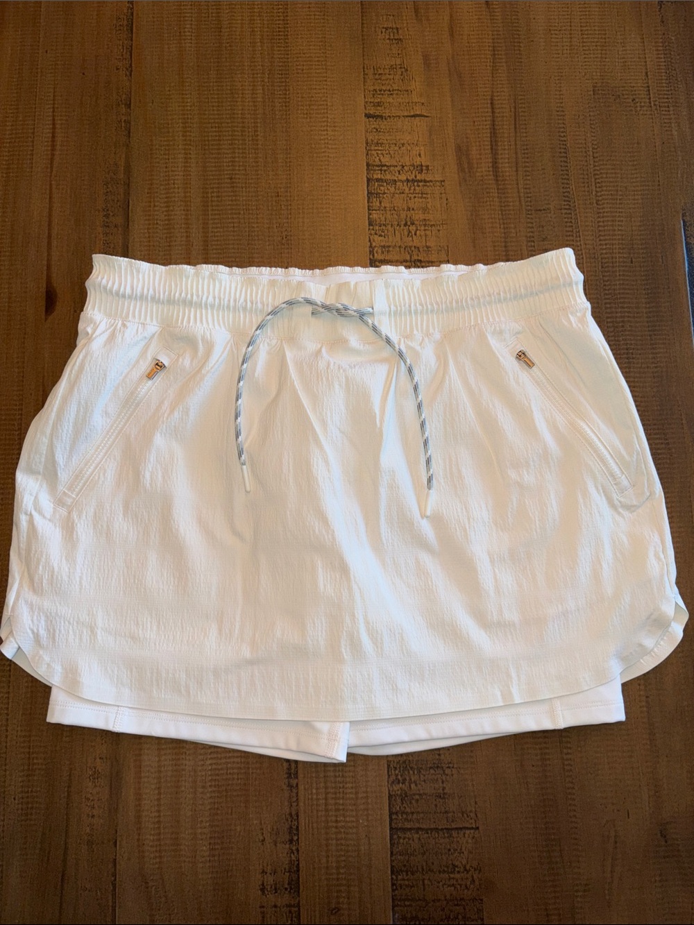 White Athletic Trekkie Skort Drawstring waist zip pockets active size 10 EUC !